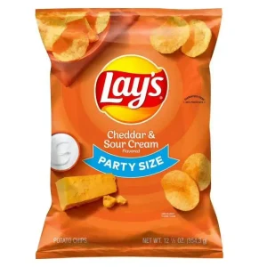 Lay's Papas Fritas con Sabor a Queso Cheddar y Crema Agria Tamaño para Fiesta, Bolsa de 12.5 oz